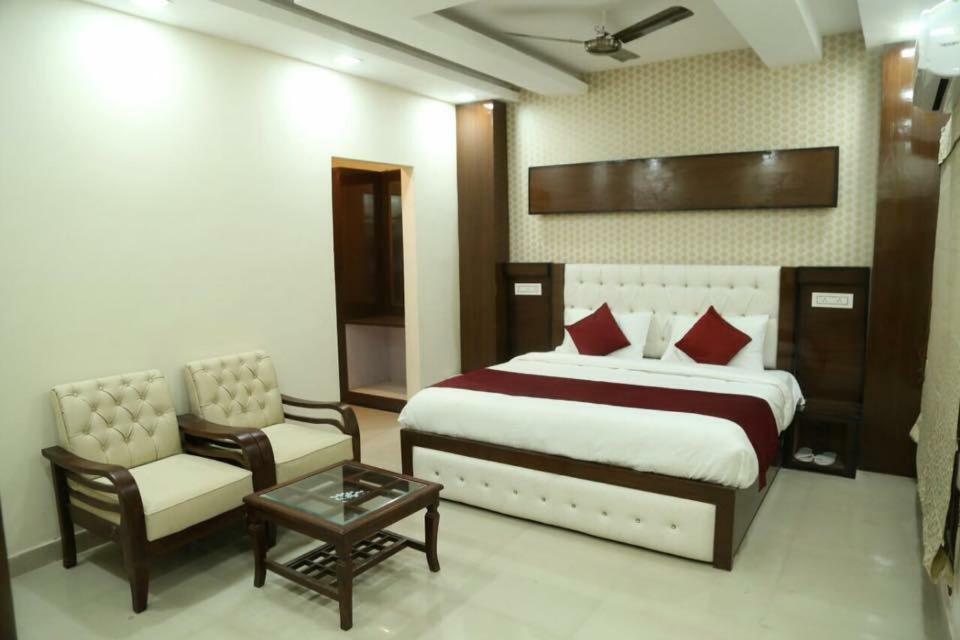 Hotel Eurasia Zirakpur Экстерьер фото